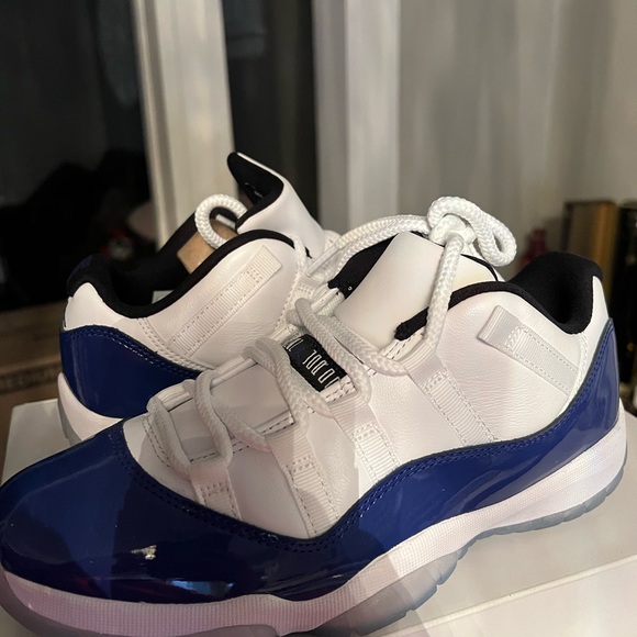 Women’s Air Jordan Retro 11 Low - Picture 3 of 5